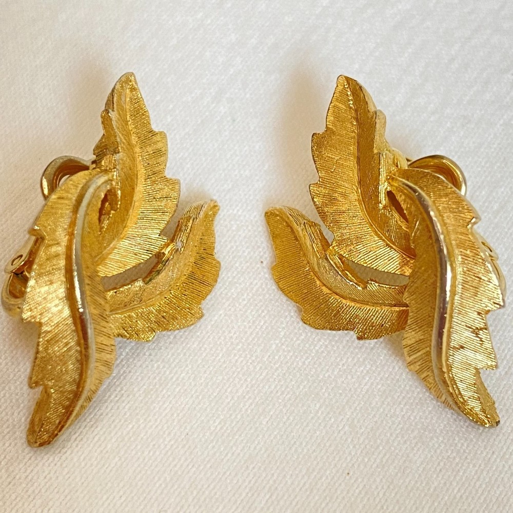 💎Crown Trifari Signed Gold Tone Leaf Earrings Clip On Vintage Designer